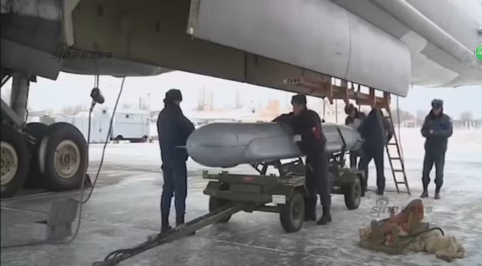 Kh-555 là biến thể nâng cấp cải tiến cho nhiệm vụ tấn công phi hạt nhân của dòng tên lửa Kh-55 do OKB Raduga phát triển. Tên lửa chính thức được trang bị cho Không quân Nga từ đầu năm 2012.