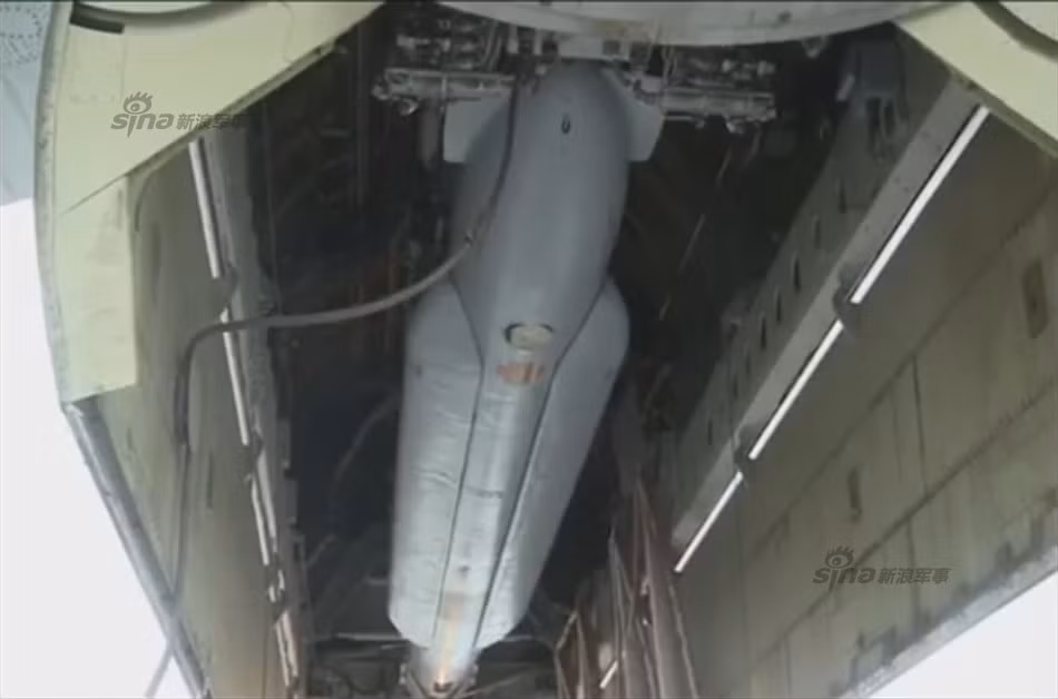 So với Kh-55, Kh-555 giống về hình dánh nhưng hai bên thân đạn lắp thêm các thùng nhiên liệu hòa nhập khí động học giúp tăng tầm, trong khi đảm bảo tốc độ, cơ động.