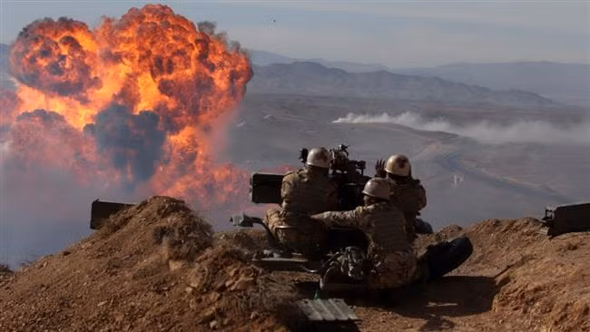 Thao trường tập trận rung lên bần bật sau từng đợt ném bom dữ dội của không quân.