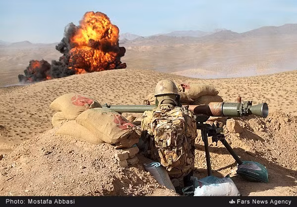 Binh sĩ ngắm bắn mục tiêu bằng súng chống tăng SPG-9.