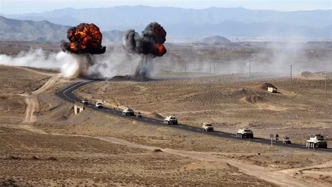 Đoàn xe BTR-60PB di chuyển trong bối cảnh bị oanh kích dữ dội.