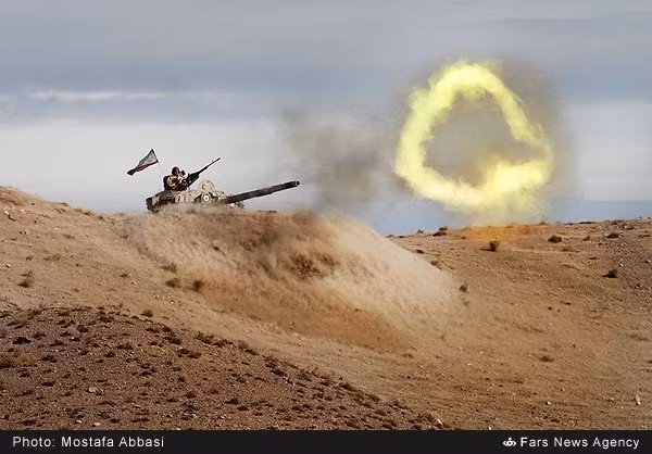 Xe tăng T-72 của Quân đội Iran khai hỏa từ trong công sự phòng ngự.