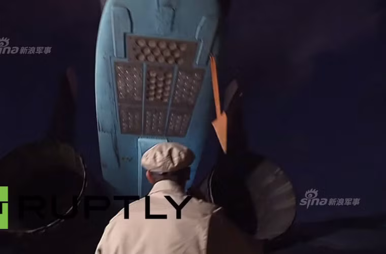 Sau khi hoàn tất lắp bom, các kĩ thuật viên kiểm tra tổng thể bên ngoài máy bay Su-34.