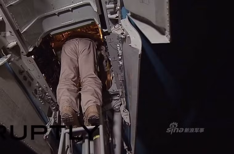 Kiểm tra bên trong buồng lái Su-34.