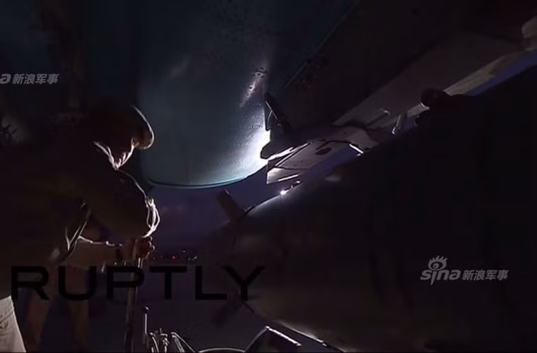 Bom KAB-500Kr đang được lắp vào giá phóng dưới cửa hút không khí động cơ máy bay ném bom Su-34.