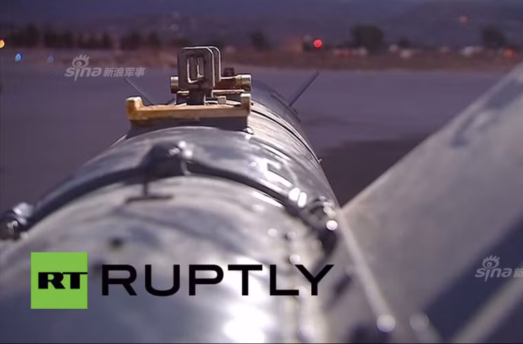 KAB-500Kr được thiết kế trên cơ sở thân bom đa công dụng chung FAB-500 nhưng trang bị thêm đầu tự dẫn truyền hình ánh sáng thấp, cánh lái ở thân và đuôi đưa nó trở thành bom liệng không động cơ, có điều khiển.