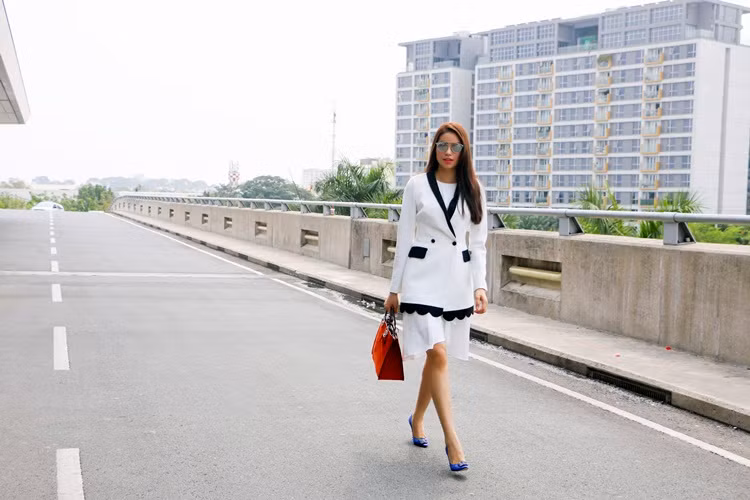 Dù tất bật với việc chạy show nhưng đương kim Hoa hậu hoàn vũ Việt Nam vẫn giữ được nhan sắc xinh đẹp rạng ngời. Đây là những hình ảnh Phạm Hương ghi lại ở sân bay khi chuẩn bị lên đường sang Đức tham dự sự kiện văn hóa của cộng đồng người Việt xa quê.