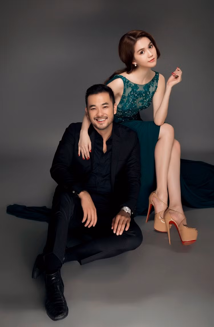 Trong ảnh, Ngọc Trinh vô cùng xinh đẹp, gợi cảm với chiếc đầm xanh sang trọng, hở “nhẹ”, khéo léo khoe hờ đường cong mềm mại. Kiểu tóc và gương mặt được trang điểm nhẹ nhàng, nữ tính.