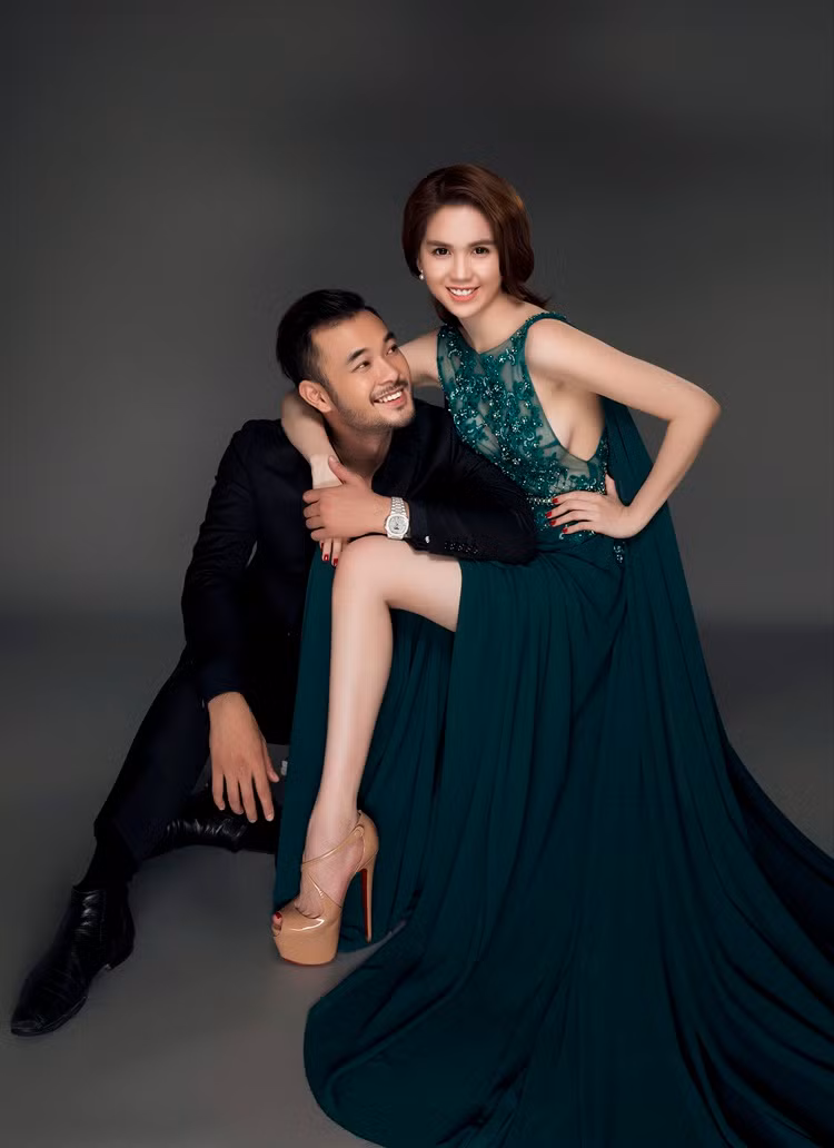 Dễ thấy, người đẹp không thường xuyên kết hợp với các nam ngôi sao. Người khác phái vây quanh cô chỉ có vài gương mặt quen thuộc như “ông bầu” Khắc Tiệp, nhà thiết kế Đỗ Long, nhiếp ảnh Lê Thiện Viễn… êkíp làm việc và bạn bè thân thiết.