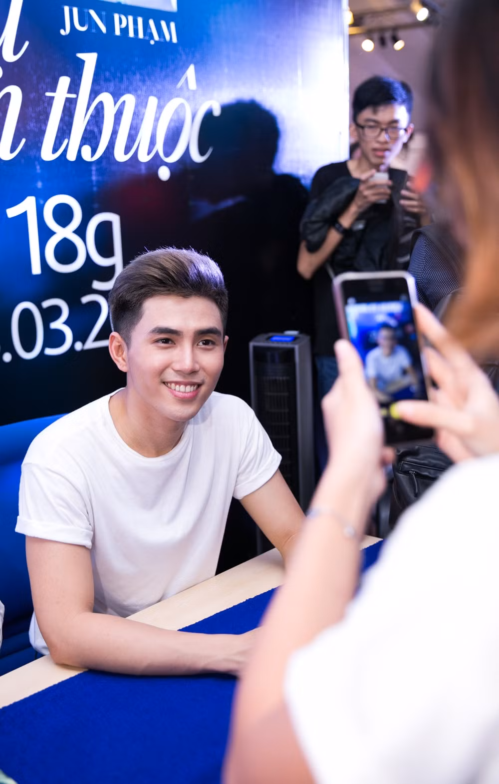 Will tươi cười trước ống kính máy ảnh của fan.