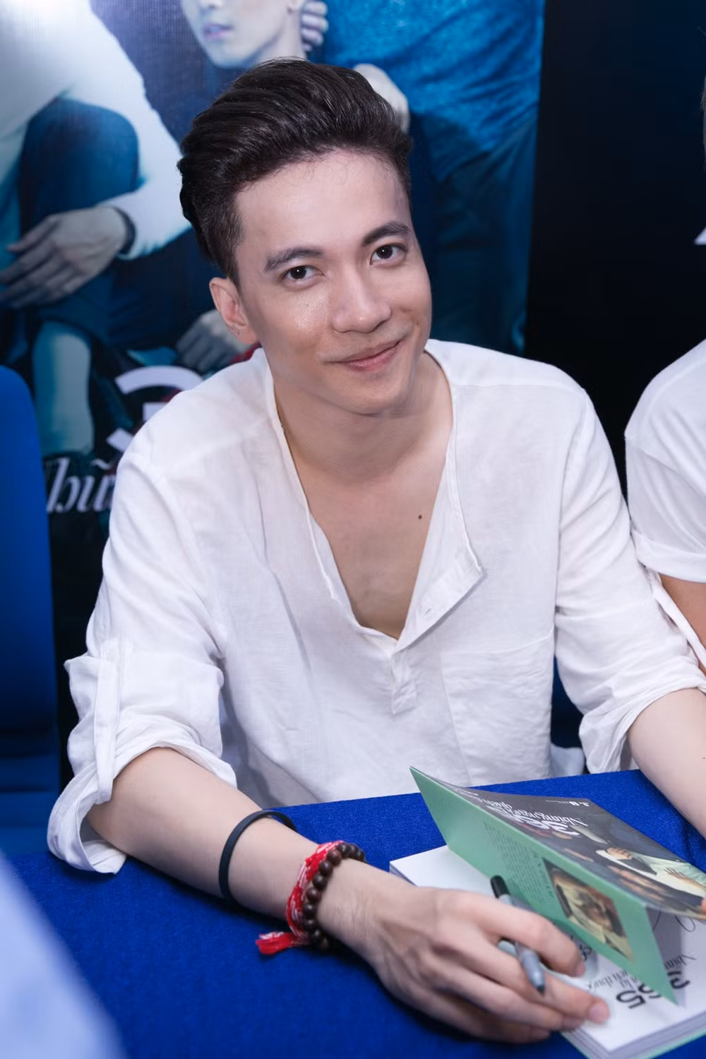 ST khoe vẻ điển trai cùng nụ cười tươi rói khi trò chuyện cùng fan.