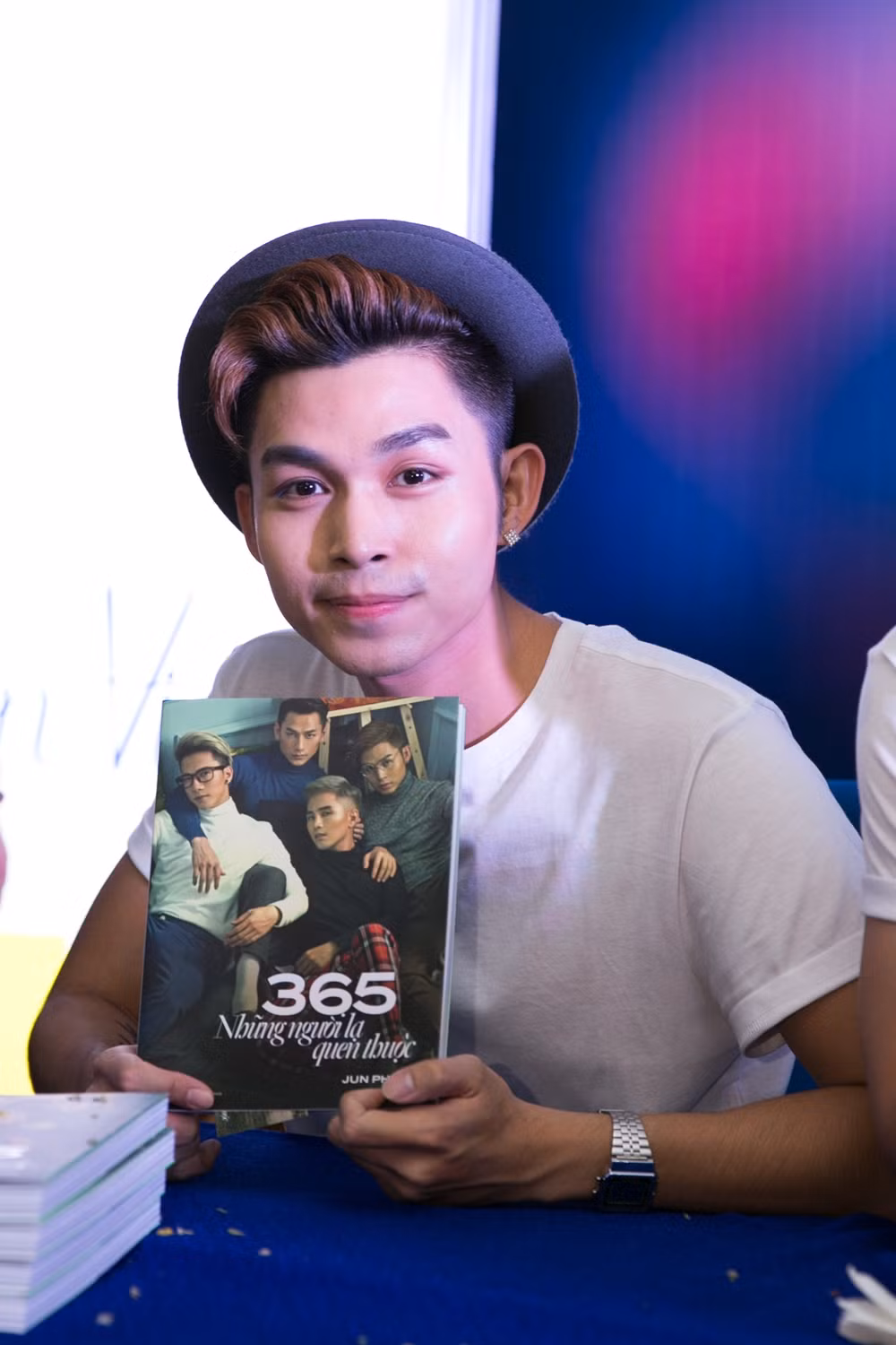 Jun - người chắp bút cho cuốn tự truyện của nhóm. Jun là tác giả của hai cuốn sách "Nếu như không phải nói nếu như" và "Có ai giữ giùm những lãng quên".