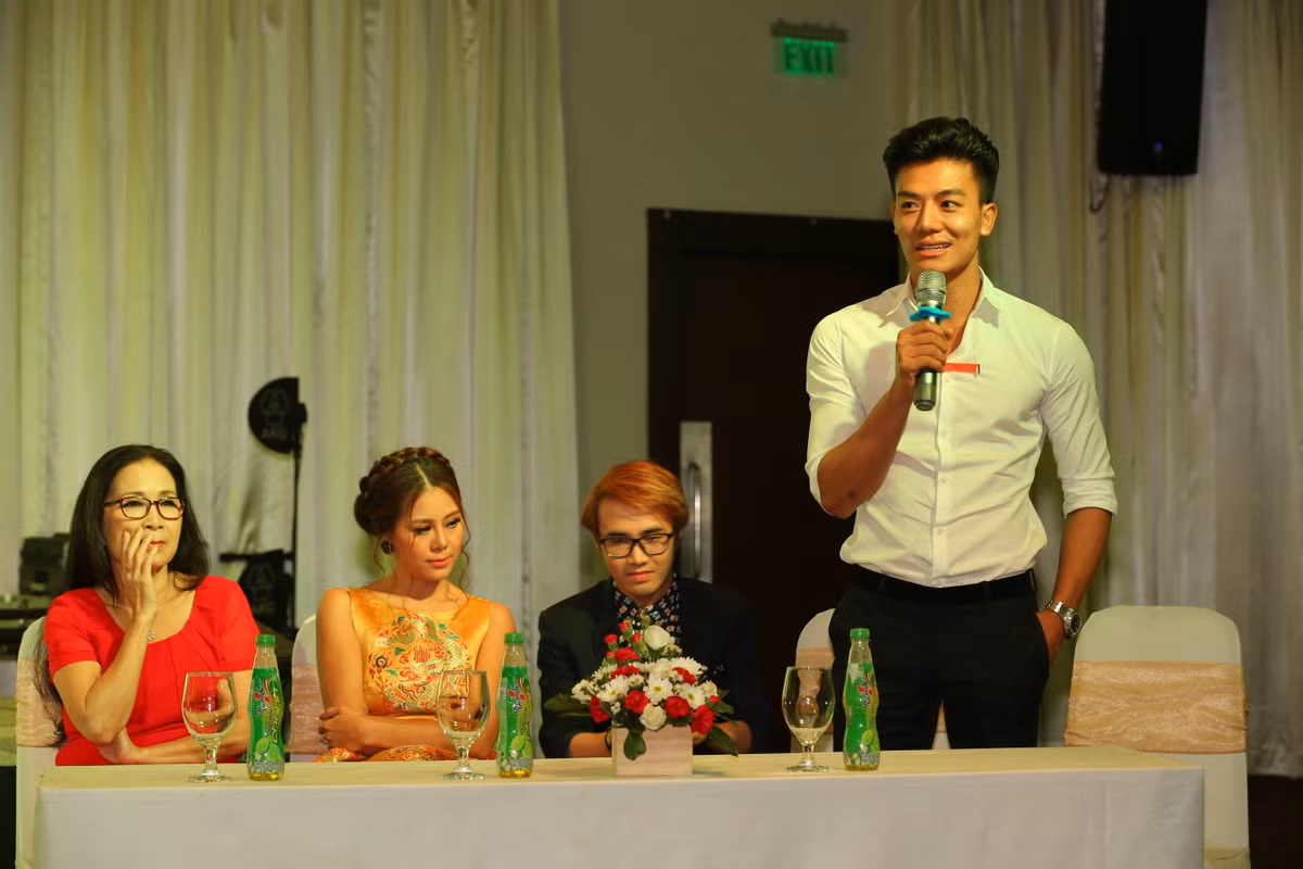 Cuoi xuyen Viet ra mat phien ban danh cho nhom kich-Hinh-4