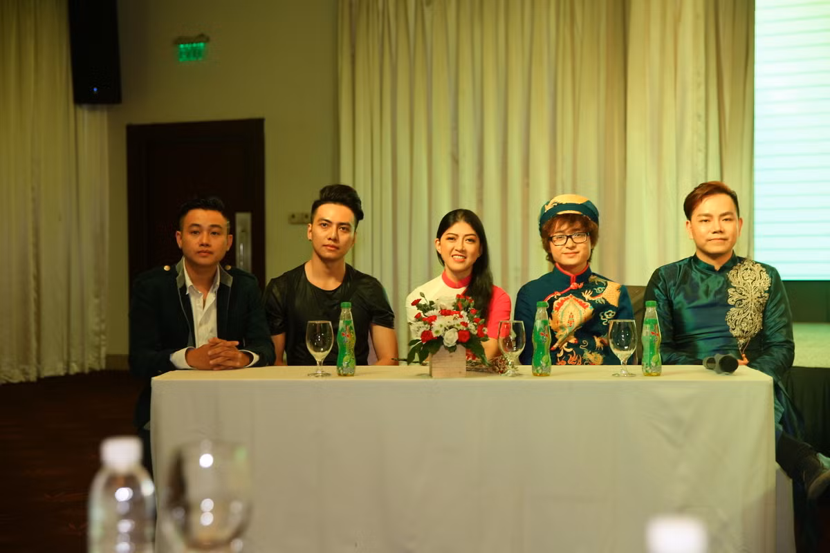 Cuoi xuyen Viet ra mat phien ban danh cho nhom kich