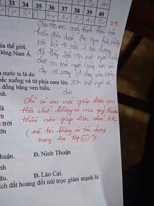 Viet ca doan cau thanh than vao bai kiem tra, nam sinh gay cuoi ngat