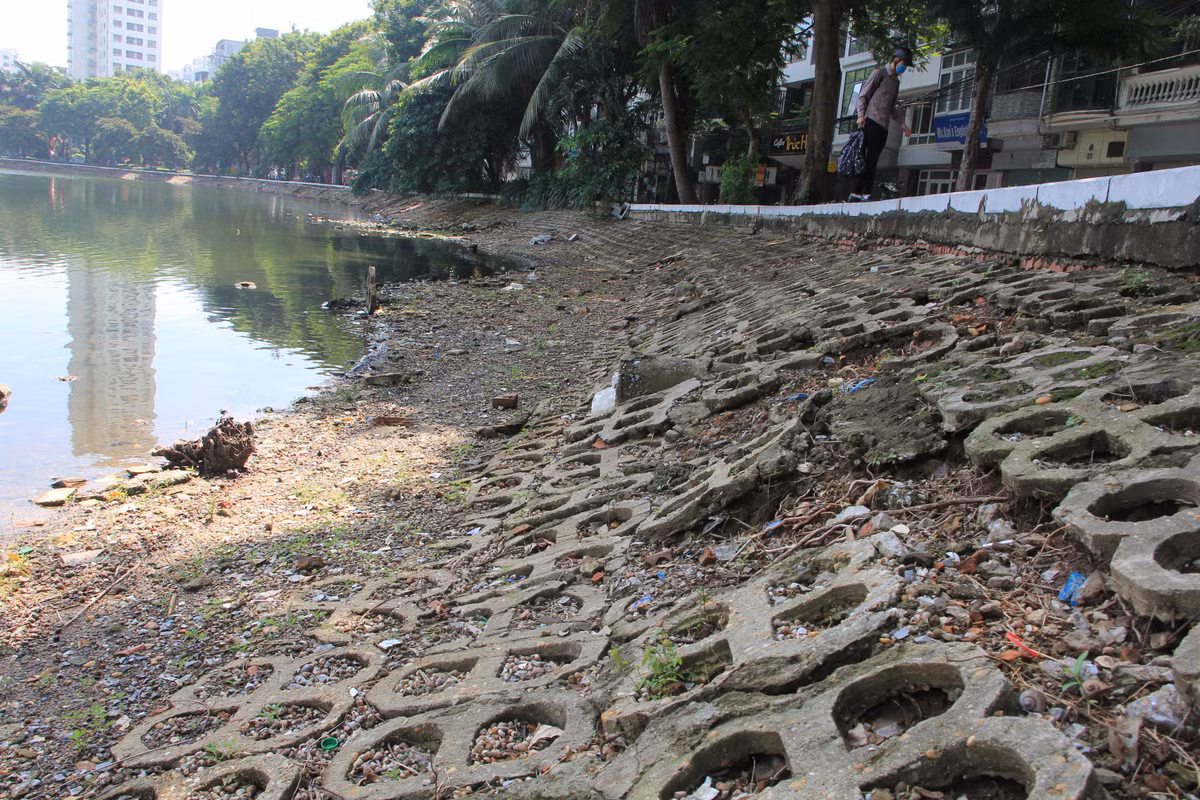 Quanh hồ rất nhiều vị trí kè bị hư hỏng, gãy, lún.