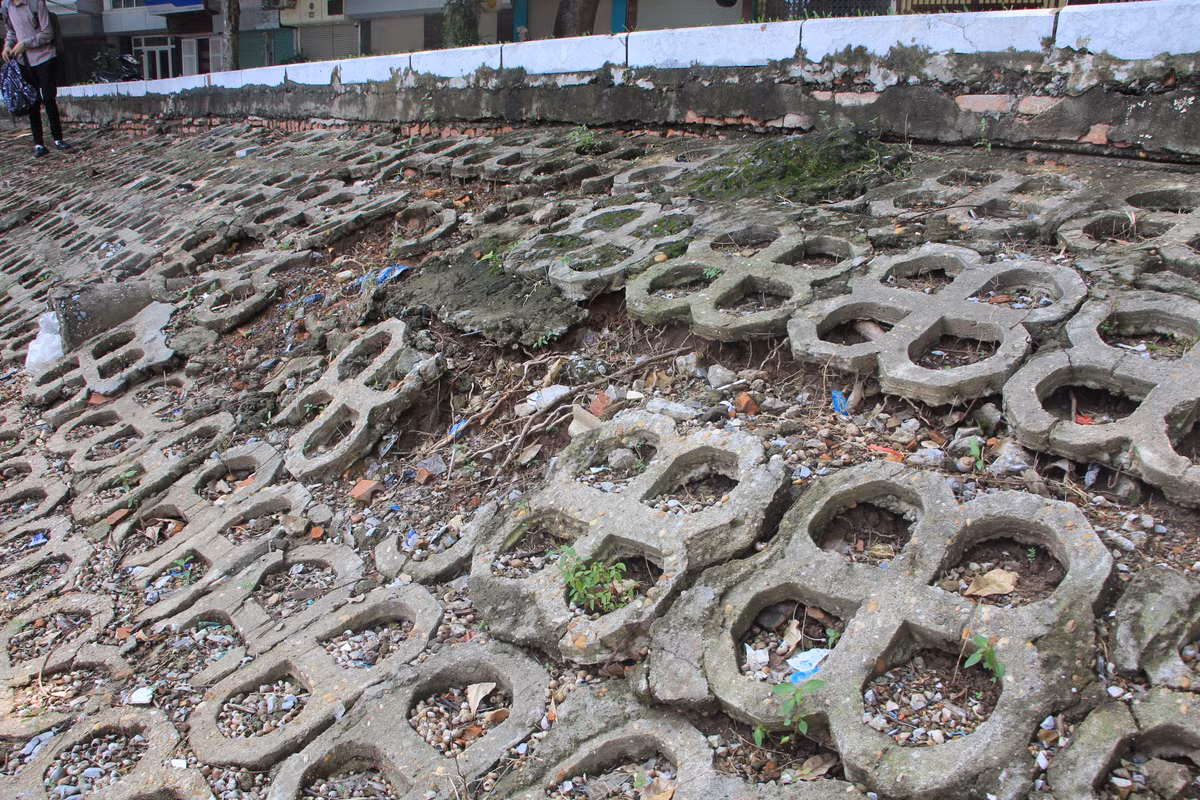 Hệ thống bờ kè nham nhở, báo hiệu nguy cơ mất an toàn khi nước hồ dâng cao hoặc xảy ra ngập lụt.