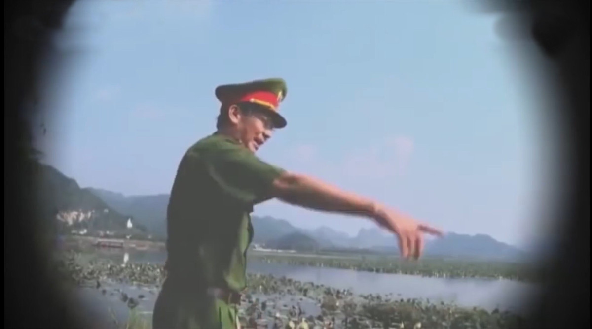 Nắm được thói quen của nạn nhân thường đi lễ chùa vào rằm và ngày mùng 1 (âm lịch), Duy và Hòa đã phục sẵn tại Miếu Thổ Thần, tổ dân phố 1, phường Thanh Châu, TP. Phủ Lý. Đối tượng Đạt đã mua khẩu súng ngắn K54 cho 2 đối tượng gây án.