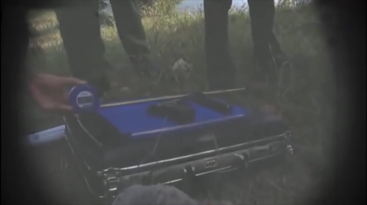 Từ lời khai của các đối tượng, cơ quan điều tra đã tiến hành khám xét, tìm kiếm các tang vật vụ án, trong đó có các bộ phận của khẩu súng ngắn K54. Vì hồ rộng, nước sâu, sen mọc rậm, các chiến sĩ phải lội dưới hồ sen, mò dưới bùn để thu thập tang vật.