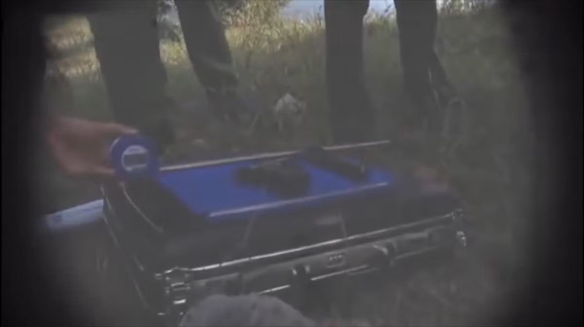 Từ lời khai của các đối tượng, cơ quan điều tra đã tiến hành khám xét, tìm kiếm các tang vật vụ án, trong đó có các bộ phận của khẩu súng ngắn K54. Vì hồ rộng, nước sâu, sen mọc rậm, các chiến sĩ phải lội dưới hồ sen, mò dưới bùn để thu thập tang vật.