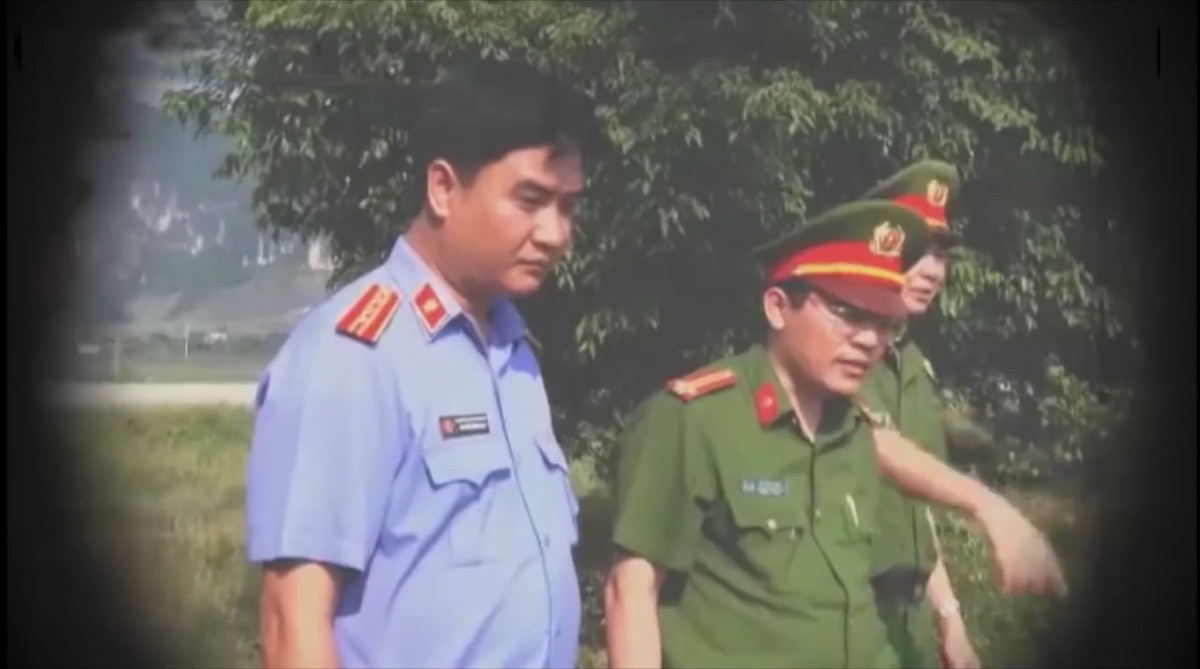 Khi đến địa phận Tam Trúc thuộc thị trấn Ba Sao huyện Kim Bảng, Hà Nam, đối tượng Đạt Vứt các bộ phận của súng xuống hồ. Hòa vứt 2 áo chống nắng khi gây án và điện thoại di động xuống vệ đường rồi tiếp tục bỏ chạy.