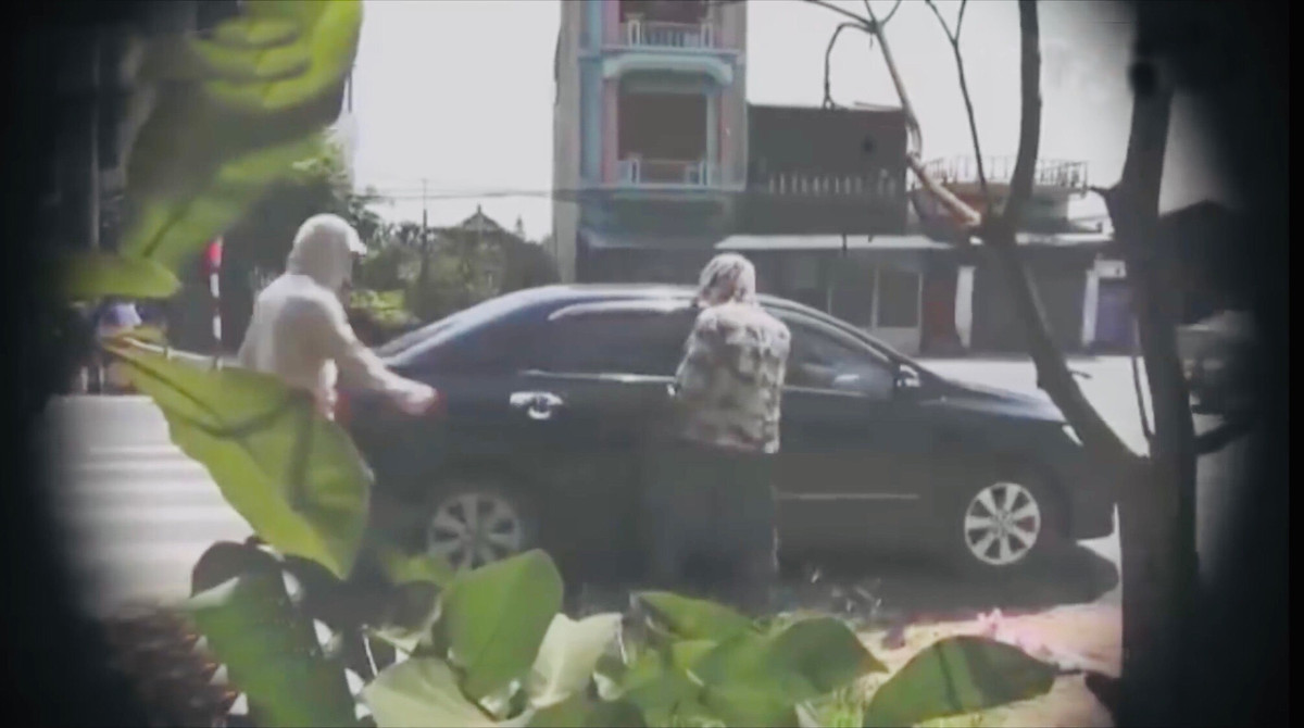 Cùng một xe ô tô mang BKS 90A - 35401 và tang vật có liên quan cũng bị tạm giữ. Theo lời khai, đối tượng Đạt và nạn nhân Trí có mâu thuẫn với nhau nên Đạt đã thuê Hoàn và Duy sát hại nạn nhân Trí với giá 500 triệu đồng.