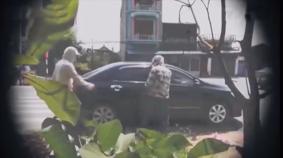 Cùng một xe ô tô mang BKS 90A - 35401 và tang vật có liên quan cũng bị tạm giữ. Theo lời khai, đối tượng Đạt và nạn nhân Trí có mâu thuẫn với nhau nên Đạt đã thuê Hoàn và Duy sát hại nạn nhân Trí với giá 500 triệu đồng.