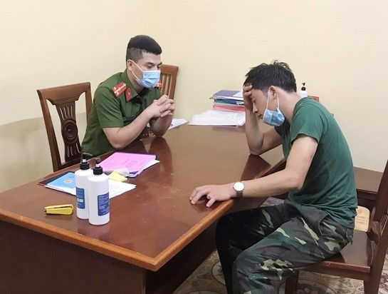  Giả danh sĩ quan Tổng cục II lừa tình: Ngày 17/6, lực lượng chức năng tỉnh Quảng Ninh phát hiện người đàn ông đang mặc quân phục dã chiến quân đội, đeo quân hàm thiếu tá, mang biển tên “Trần Văn Hiếu” có dấu hiệu giả danh sĩ quan quân đội. Hiếu khai từ năm 2016 đã mua quân phục, quân hàm, biển tên... và lên mạng đặt làm giấy chứng minh sĩ quan giả, với cơ quan là Tổng cục II Bộ Quốc phòng. 5 năm qua, Hiếu mặc bộ quân phục để đi... tán gái cho oai.