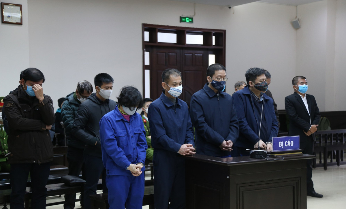  Lừa chạy việc cho 950 người: Ngày 18/1, TAND TP Hà Nội xét xử Hoa Hữu Long (57 tuổi, Giám đốc Công ty TNHH phát triển Long Nhật) và Cao Thị Kim Loan (51 tuổi, vợ Long) về tội "Lừa đảo chiếm đoạt tài sản". Long là người giả danh "thiếu tướng quân đội" để lừa đảo hơn 950 bị hại, chiếm đoạt trên 83,5 tỷ đồng. 