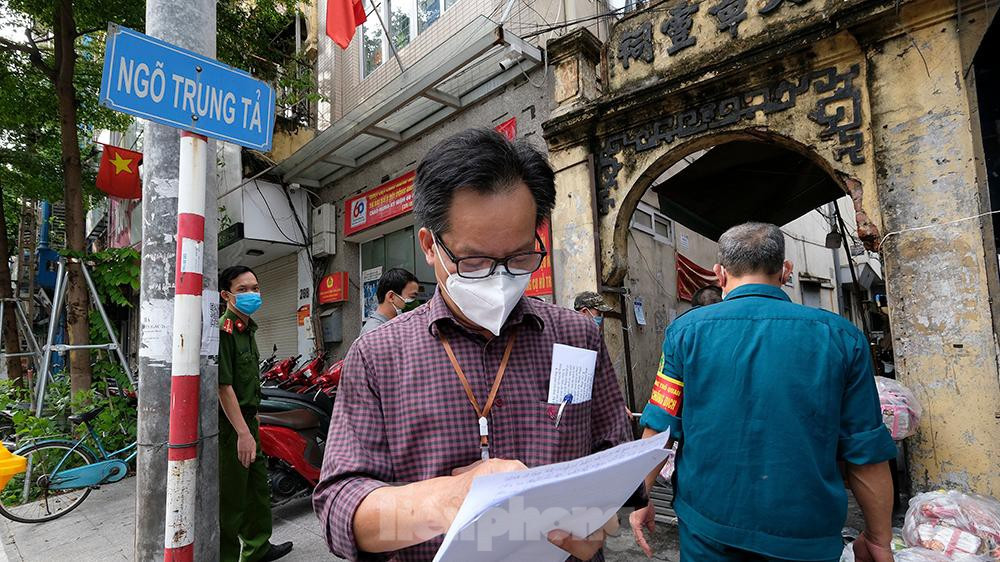 Để đảm bảo việc giãn cách xã hội trong khu vực cách ly, phường còn lập 12 chốt kiểm soát cho lực lượng dân quân, tổ COVID cộng đồng... làm nhiệm vụ nhắc nhở người dân không ra khỏi nhà. Ông Nguyễn Thành Trường - Chủ tịch UBND phường Thổ Quan (quận Đống Đa, Hà Nội) cho biết.