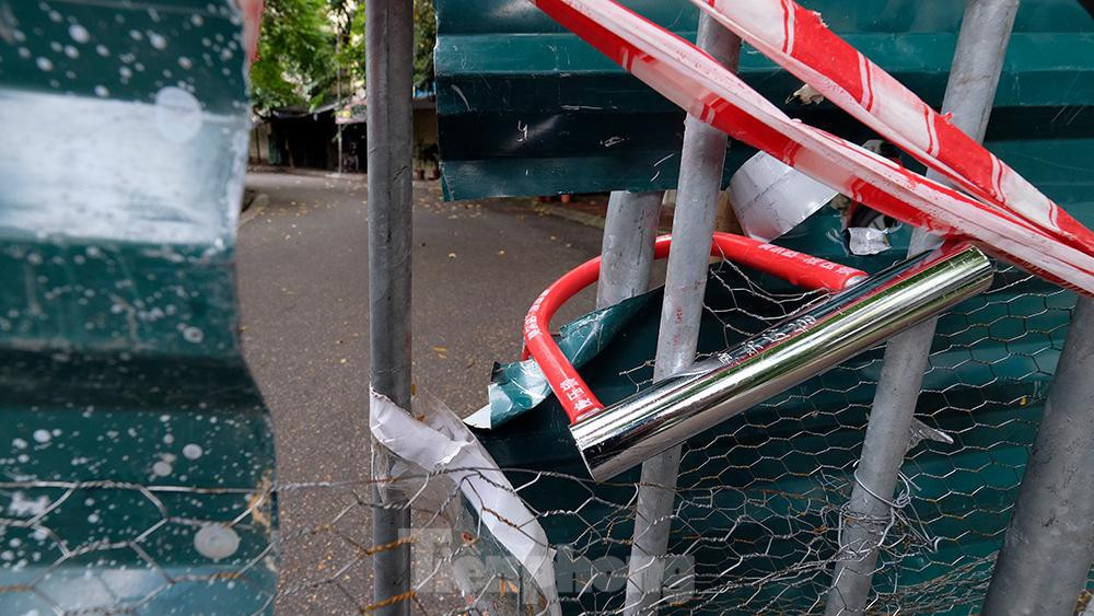 Bên cạnh đó còn có một số chốt cứng được phía phường Hàng Bột lập nên ở khu vực Hồ Văn Chương. Chốt chỉ được mở trong trường hợp khẩn cấp như cứu thương, cứu hỏa...