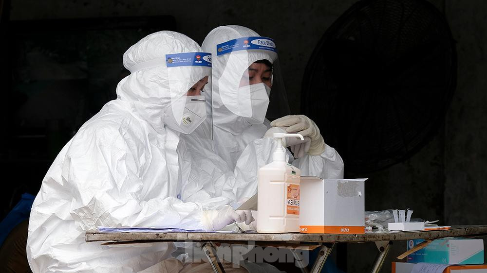 Trong buổi chiều nay, có hàng chục điểm rải khắp khu vực dân cư trong phường Văn Chương tổ chức xét nghiệm nhanh cho người dân sống trên địa bàn phường.