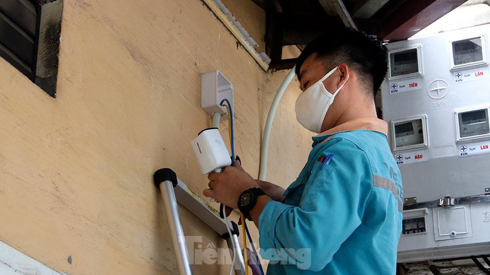 Để nắm tình hình người dân trong khu vực phong tỏa, chính quyền phường còn lắp đặt 8 mắt camera trong ngõ Trung Tả, ngõ Hồ Văn Chương, việc này cũng được tiến hành ngay từ ngày 15/9.