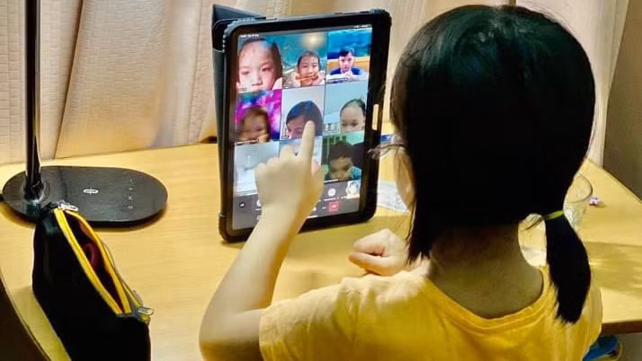 Cha me “khoc - cuoi” chuyen tre lop 1 hoc online