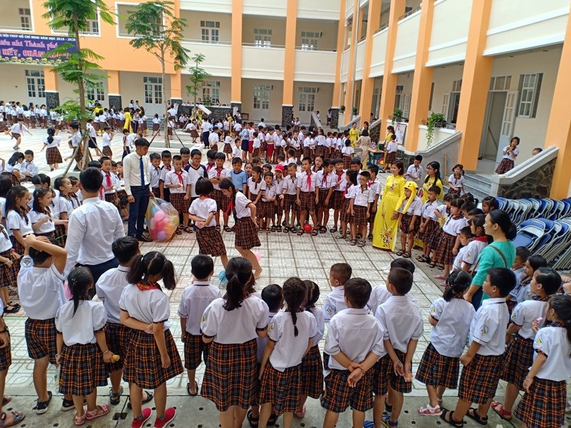 Đối với học phí các trường THPT ngoài công lập ở TP HCM, theo quy định của Chính phủ, các trường ngoài công lập được xây dựng khung học phí và thoả thuận với phụ huynh học sinh. Hiện Sở GD-ĐT đã có trao đổi trực tiếp với từng trường, kêu gọi các trường trong thời gian dịch bệnh giảm bớt chi phí cho phụ huynh. 