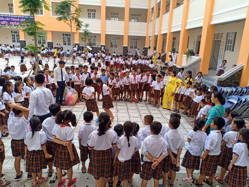 Đối với học phí các trường THPT ngoài công lập ở TP HCM, theo quy định của Chính phủ, các trường ngoài công lập được xây dựng khung học phí và thoả thuận với phụ huynh học sinh. Hiện Sở GD-ĐT đã có trao đổi trực tiếp với từng trường, kêu gọi các trường trong thời gian dịch bệnh giảm bớt chi phí cho phụ huynh. 