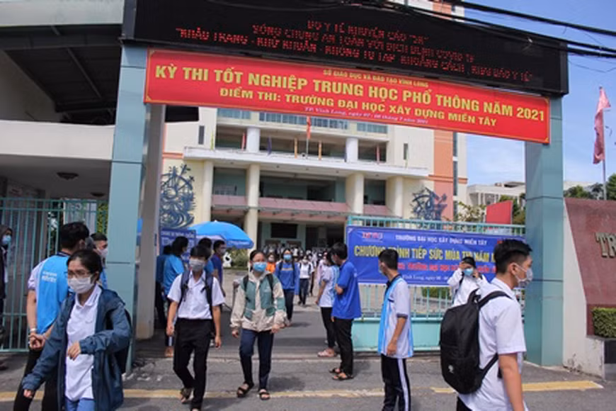 Năm học 2021 - 2022, toàn tỉnh Vĩnh Long có khoảng gần 200.000 học sinh chính thức bước vào năm học mới cũng bằng hình thức dạy, học trực tuyến.