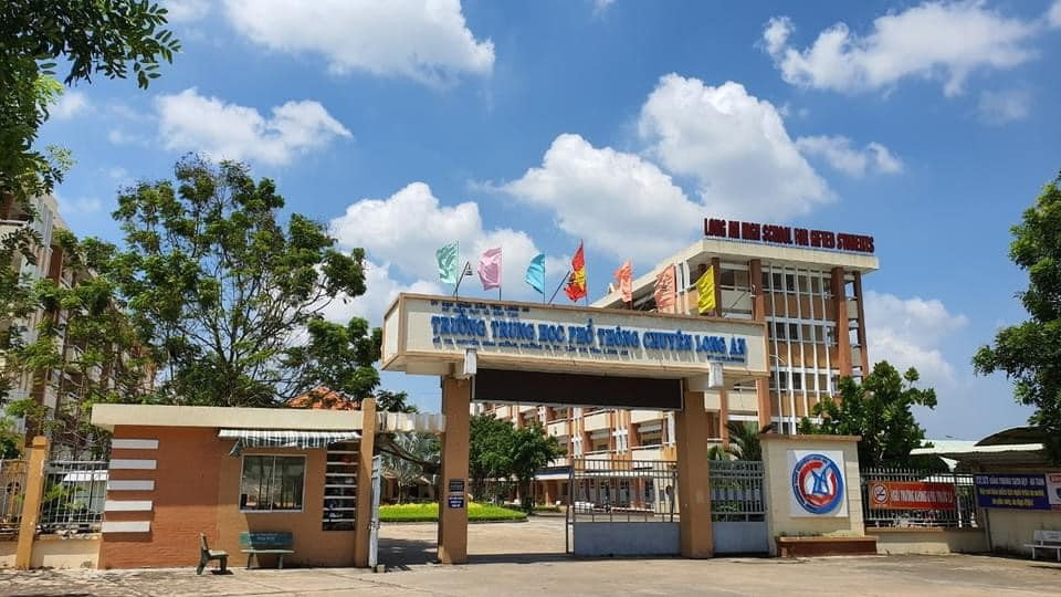 Ngày 18/9, dự kiến Long An sẽ khai giảng trực tiếp tại 8 huyện vùng xanh và huyện Châu Thành. Mỗi lớp sẽ có đại diện 5 - 10 học sinh tham dự. Những địa phương còn lại sẽ khai giảng bằng hình thức trực tuyến.