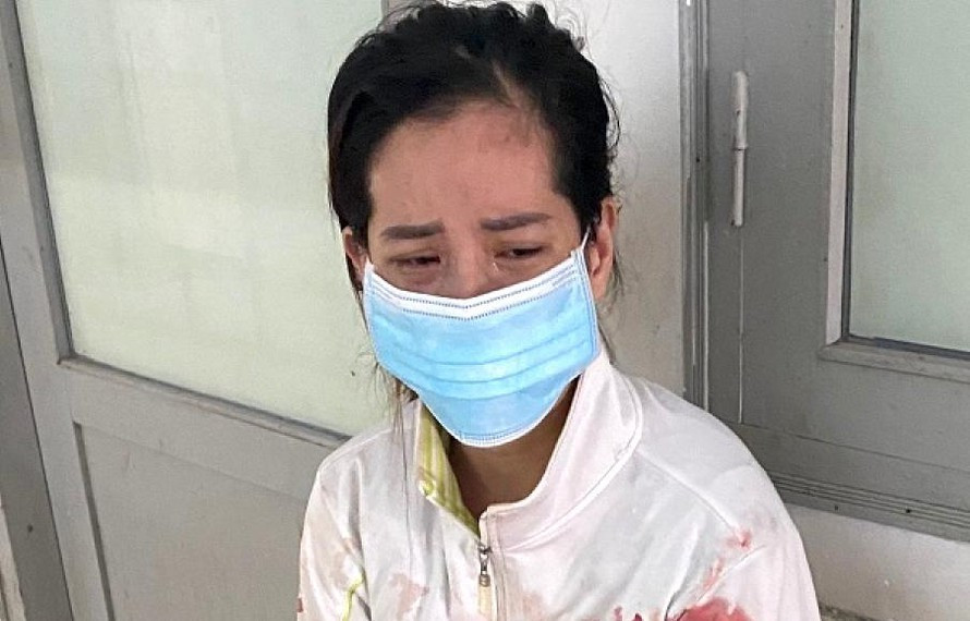  Chồng hờ bị đâm chết vì cãi nhau với vợ: Công an tỉnh Bình Thuận đã khám nghiệm hiện trường, khám nghiệm tử thi và đang tiến hành điều tra vụ án mạng tại phòng trọ trong khu phong tỏa thuộc phường Bình Tân, thị xã La Gi (Bình Thuận). Trước đó, bà Tôn Thị Ngọc Ngà (SN 1990) và anh Phạm Quốc V. (SN 1997) xảy ra mâu thuẫn. Sau cãi vã, chị Ngà lấy con dao trong bếp đâm trúng ngực anh V. dẫn đến tử vong. 