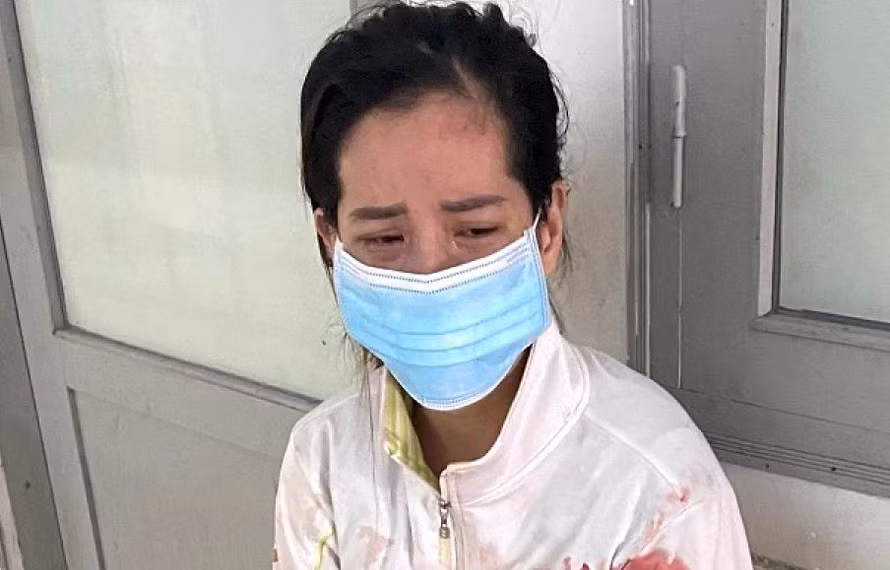  Chồng hờ bị đâm chết vì cãi nhau với vợ: Công an tỉnh Bình Thuận đã khám nghiệm hiện trường, khám nghiệm tử thi và đang tiến hành điều tra vụ án mạng tại phòng trọ trong khu phong tỏa thuộc phường Bình Tân, thị xã La Gi (Bình Thuận). Trước đó, bà Tôn Thị Ngọc Ngà (SN 1990) và anh Phạm Quốc V. (SN 1997) xảy ra mâu thuẫn. Sau cãi vã, chị Ngà lấy con dao trong bếp đâm trúng ngực anh V. dẫn đến tử vong. 