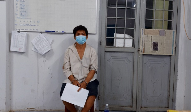  Khởi tố đối tượng tụ tập ăn nhậu trong mùa dịch: Công an tỉnh Đồng Tháp cho biết đã ra quyết định khởi tố vụ án hình sự, khởi tố bị can và ra lệnh tạm giam đối với Lê Văn Nhân (SN 1979) để điều tra về hành vi Chống người thi hành công vụ. Mặc dù có hành vi tụ tập ăn nhậu trong mùa dịch nhưng khi được mời lên trụ sở làm việc, đối tượng có hành vi lăng mạ, tấn công lực lượng chức năng làm nhiệm vụ.