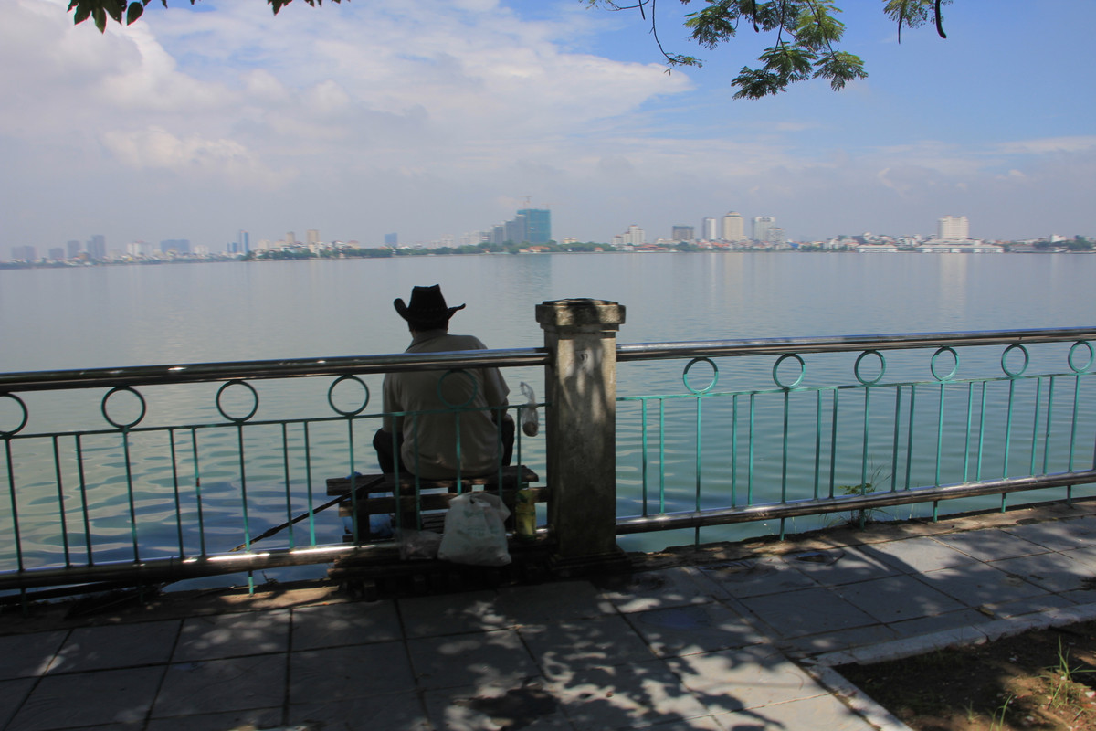 Rất nhiều người câu cá nhưng không thấy lực lượng chức năng đi tuần tra, nhắc nhở.