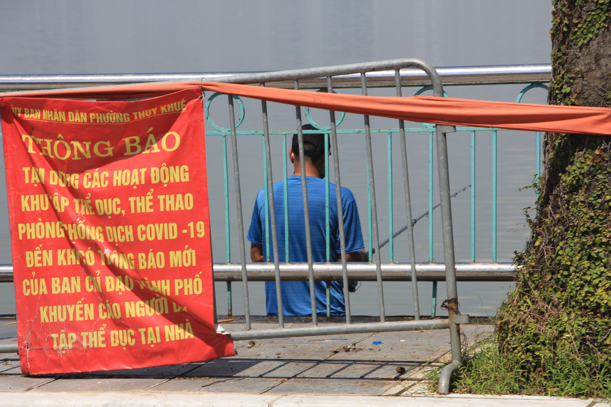 Câu cá trộm bất chấp việc Hà Nội đang căng mình phòng, chống dịch COVID-19.