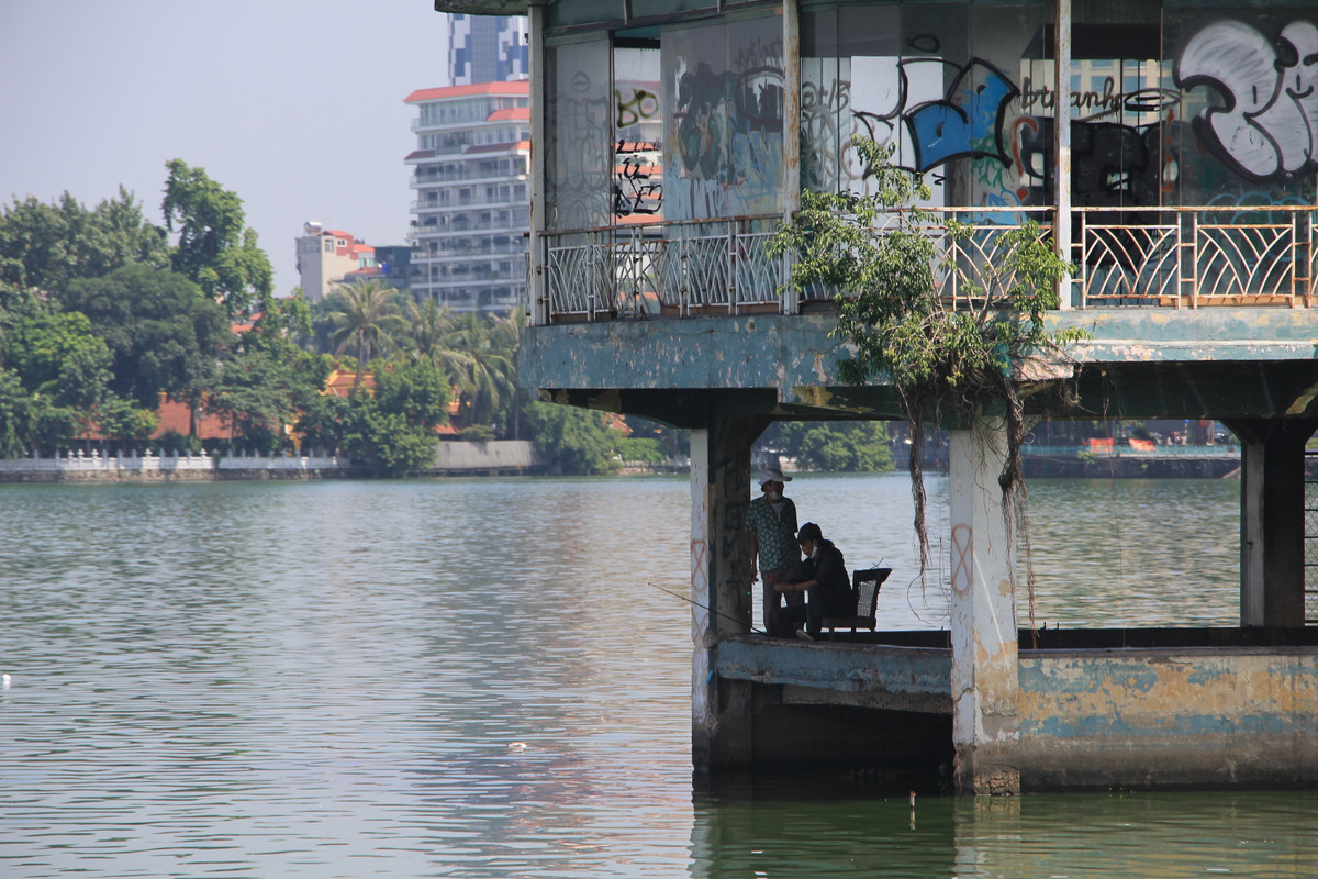 Ở bất cứ địa điểm, góc ngách nào của hồ Tây cũng đều bắt gặp các "cần thủ" tung lưỡi câu trộm cá.