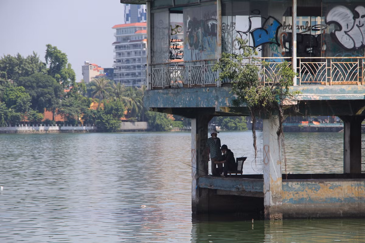 Ở bất cứ địa điểm, góc ngách nào của hồ Tây cũng đều bắt gặp các "cần thủ" tung lưỡi câu trộm cá.