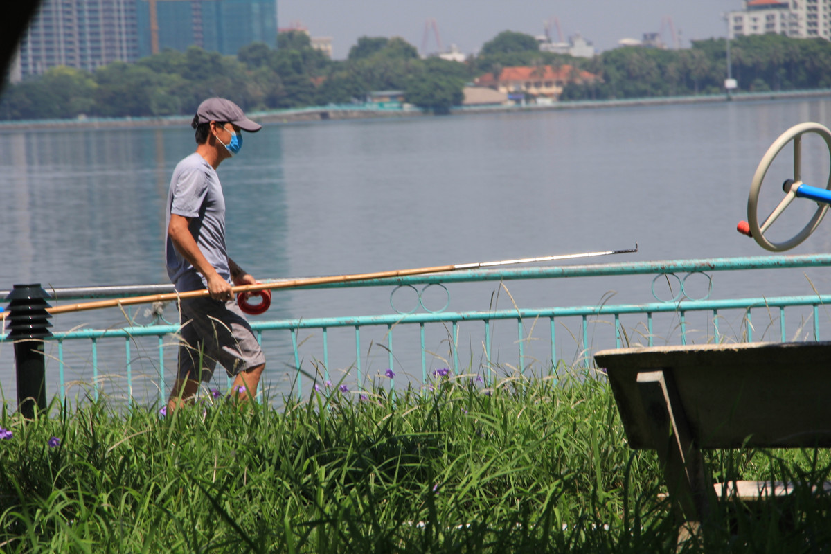 Ông H, một "cần thủ" lâu năm bám hồ Tây cho biết, khi nào công an ra đuổi thì họ lại bỏ đi, vắng bóng lực lượng chức năng là họ lại ra câu.