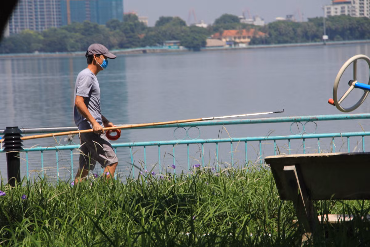 Ông H, một "cần thủ" lâu năm bám hồ Tây cho biết, khi nào công an ra đuổi thì họ lại bỏ đi, vắng bóng lực lượng chức năng là họ lại ra câu.