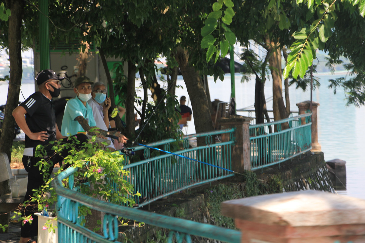 Các "cần thủ" cũng "tụm 5, tụm 7" để thỏa thích thú vui, bất chấp nguy cơ mắc, lây nhiễm dịch bệnh.