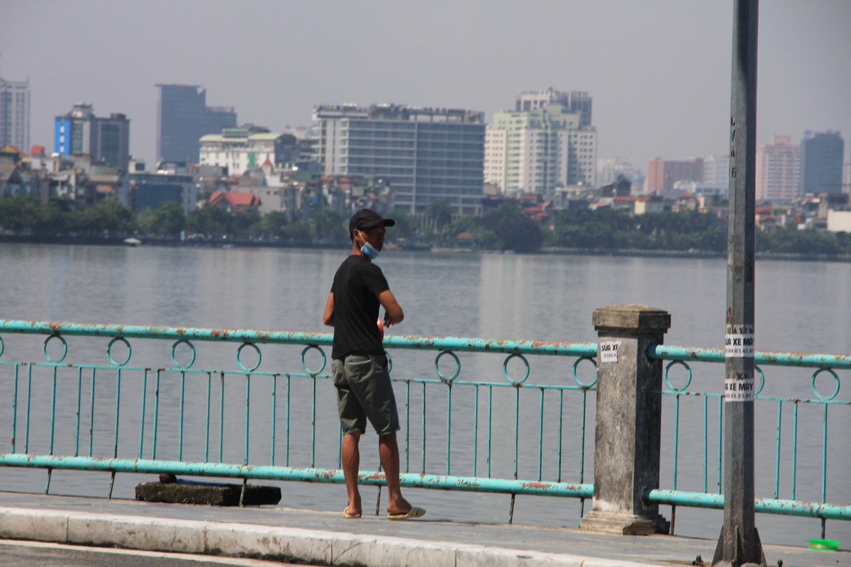 Mặc dù chính quyền địa phương đã cấm câu cá tại hồ Tây nhưng người dân vẫn "bỏ ngoài tai".