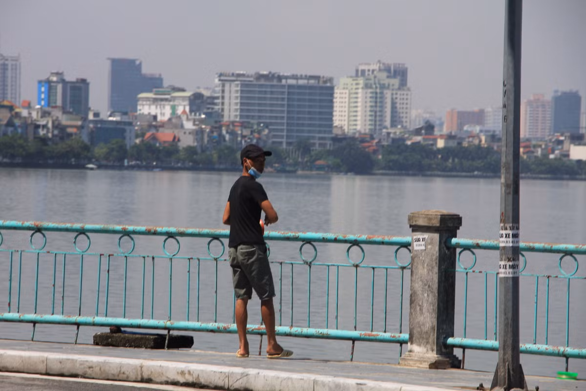 Mặc dù chính quyền địa phương đã cấm câu cá tại hồ Tây nhưng người dân vẫn "bỏ ngoài tai".